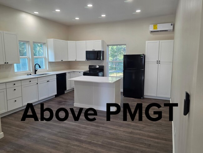 Photo - Spacious 4 bedroom & 4 Bathroom House righ... Unit Anderson Student - B