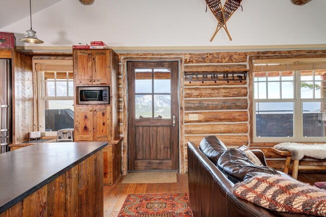 Building Photo - 7 Cowboy Heaven Spur Rd Unit ID1255712P Rental