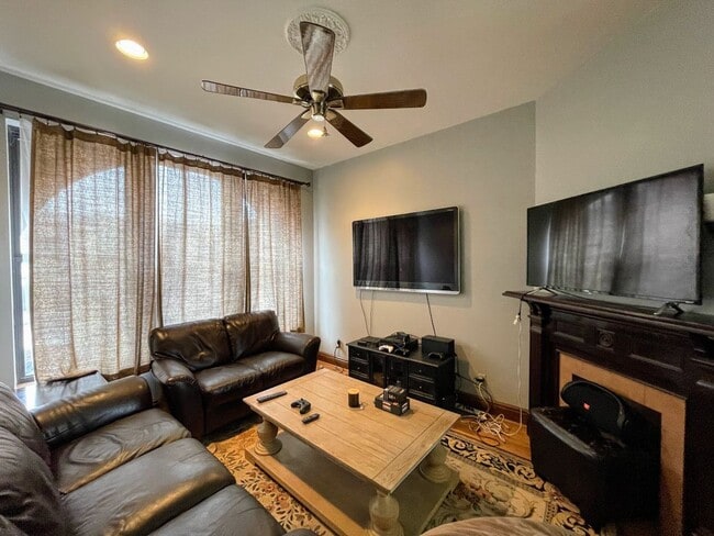 Building Photo - Huge 3 bed 2.5 bath - Southside flats, laundry, central air, private yard, off street parking