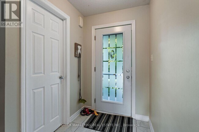 Photo - 270 Mica Crescent