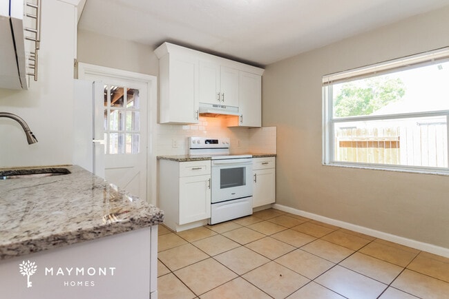 Photo - 630 50th St N