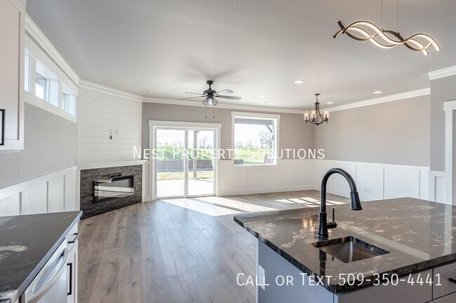 Photo - 1213 Rd F .2 NE