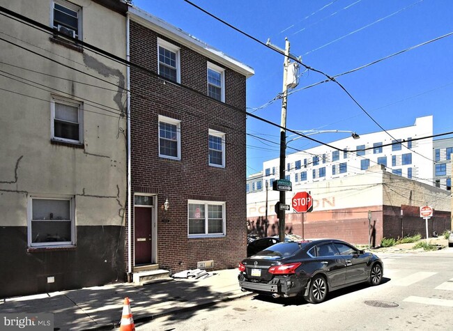 Building Photo - 1554 N Lawrence St