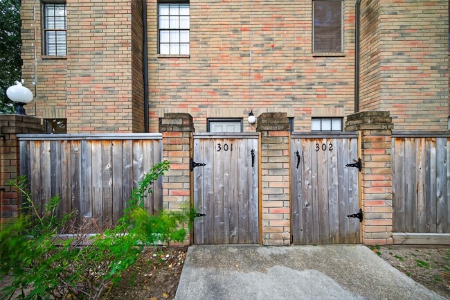 Building Photo - 9850 Pagewood Ln Unit 301 Rental