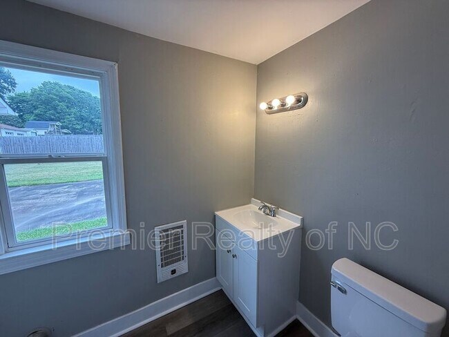 Photo - 7596 Broad St Unit B