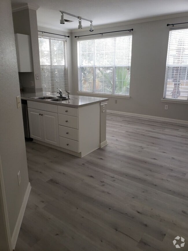 Building Photo - Fully Renovated 2/2 overlooking Orange Ave Rental