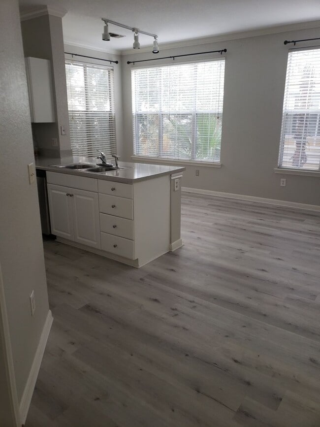 Fully Renovated 2/2 overlooking Orange Ave - Fully Renovated 2/2 overlooking Orange Ave House