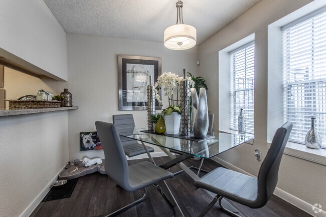 2 BR, 1 BA - 880 SF