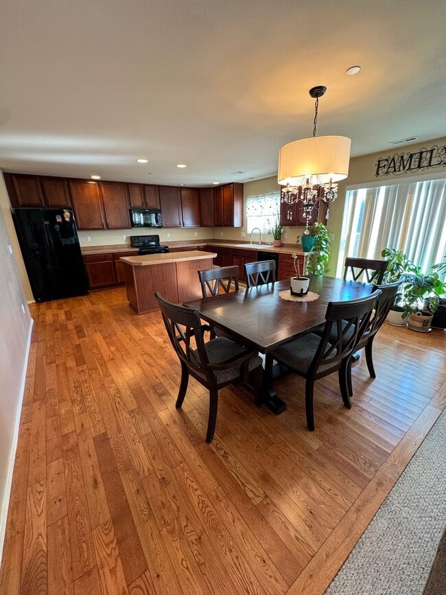 Photo - 1175 Swan Loop