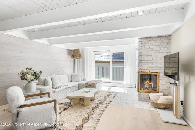Building Photo - 901 E Hyman Ave Unit 14
