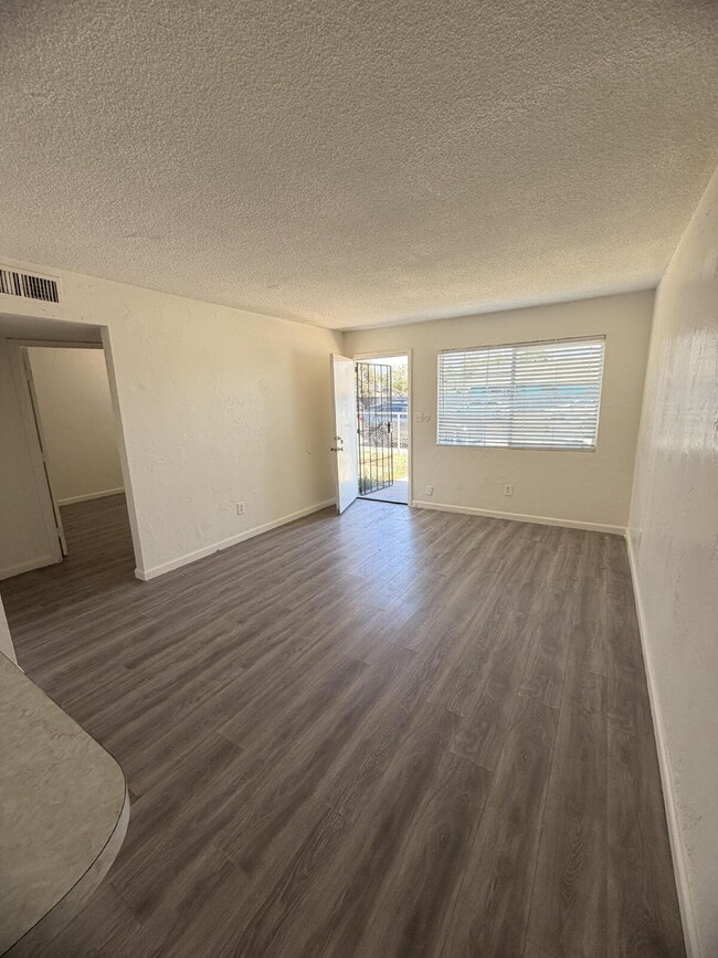 Charming 2 Bed / 1 Bath Tri-Plex Unit Available Now!