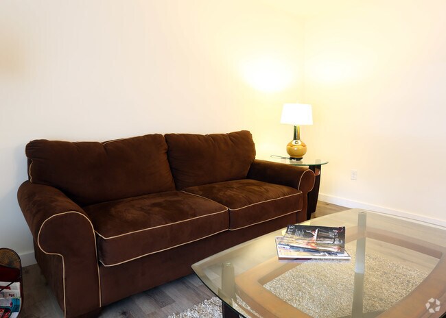 Sala de estar espaciosa - Spacious 2 bedroom apts located in the...