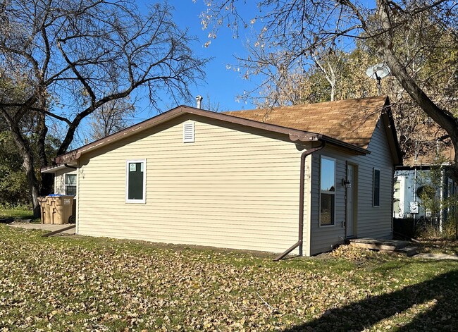 Building Photo - Pet Friendly 3 Bedroom Charmer located behind Corbett Field!