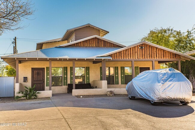 Building Photo - 1108 E 10th St Unit #1