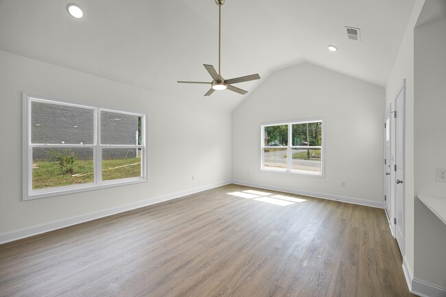 Photo - 307 W King St