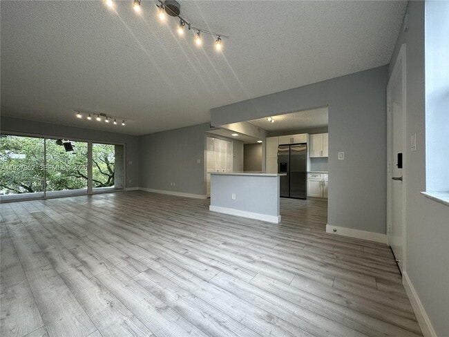 Building Photo - 601 Ives Dairy Rd Unit 403-8