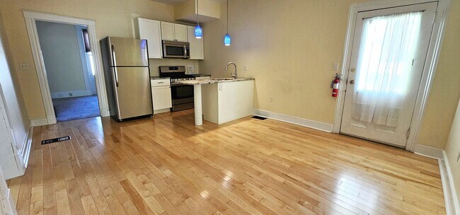 Building Photo - 33 Pine St Unit Apt. 2