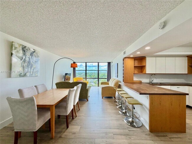 Photo - 1000 Parkview Dr Unidad 723