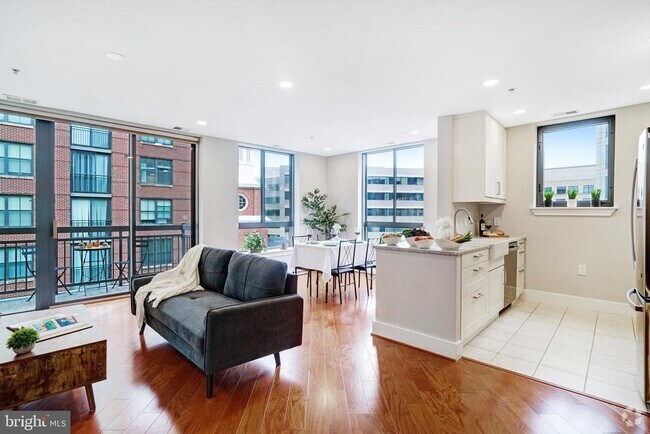 Building Photo - 1200 N Hartford St Unit 502 Rental