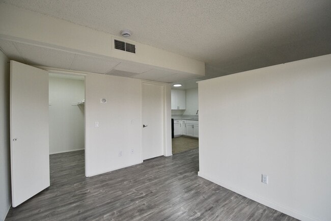 Photo - 13800 Sherman Way Unidad 208