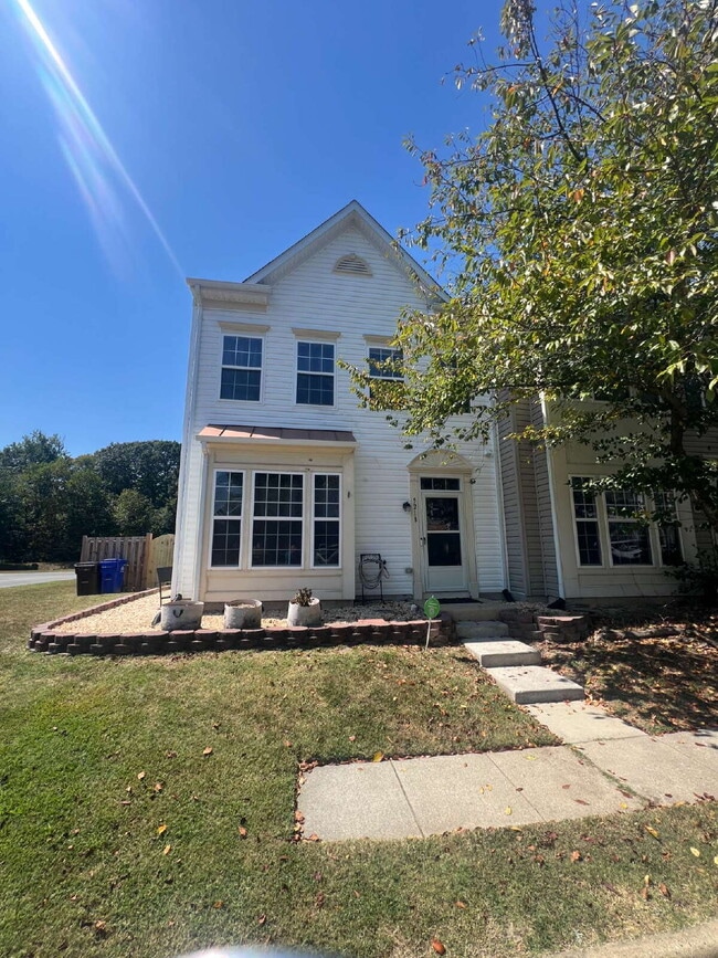 Building Photo - Spacious End-Unit 4 Bedroom Townhome for R...