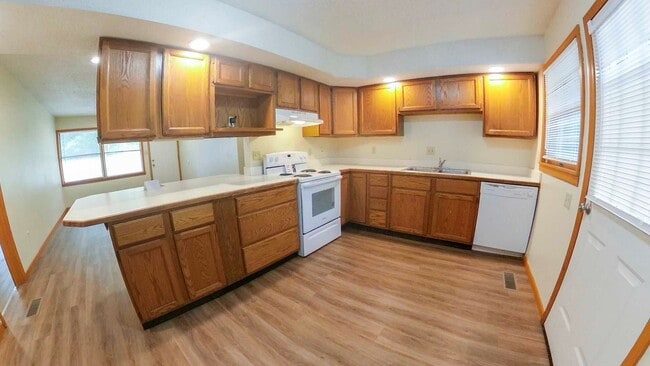 Building Photo - 3D Tour Available - 3 Blocks from Campus + Fenced-in Yard + Washer & Dryer! Available June 13th!