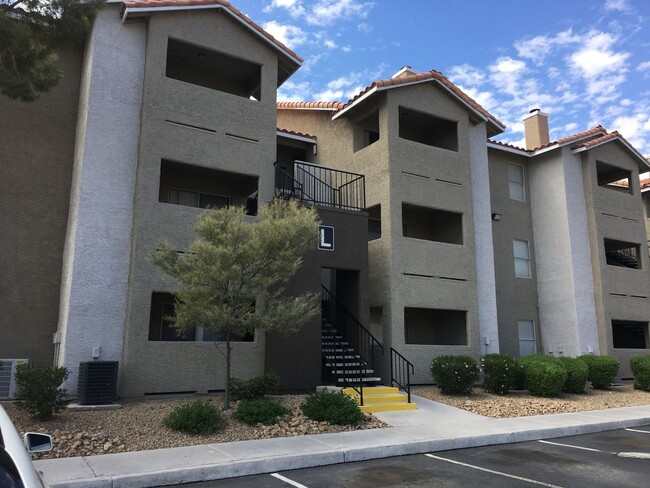 Building Photo - Beautiful 1 Bedroom 1 Bath Condo in Guard Gated Community!!