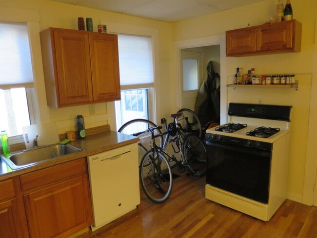 Building Photo - 197R Elm St Unit 1