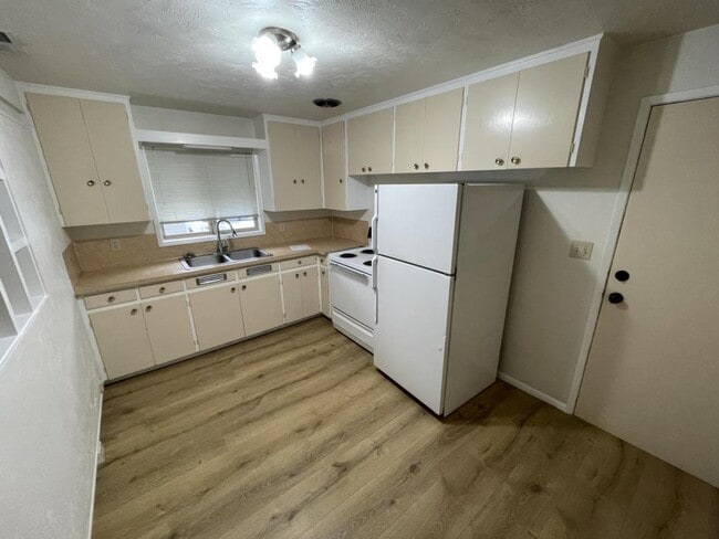 Photo - 1651 NW Taylor Ave