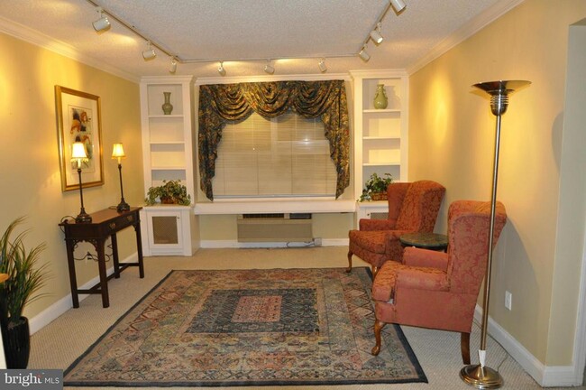 Building Photo - 1612 W Abingdon Dr Unit 101