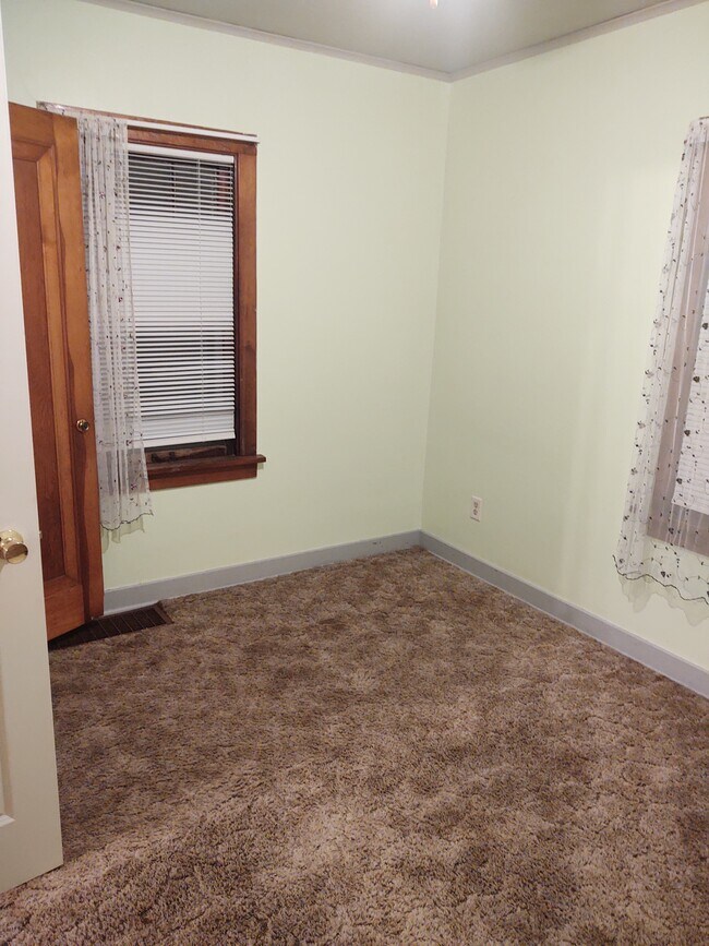 Bedroom - 1019 E Bridge St