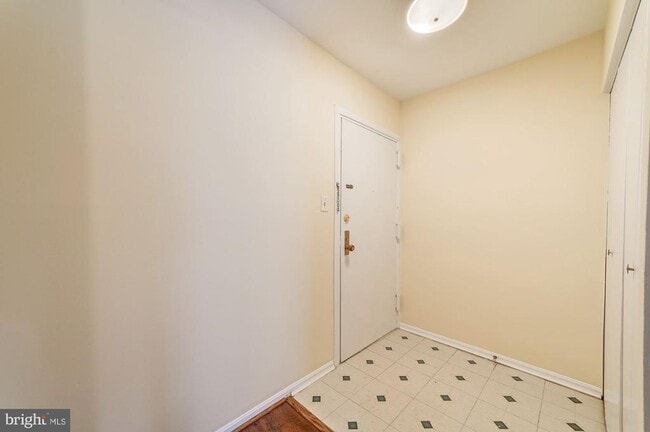 Building Photo - 9705 Kings Crown Ct Unit 002