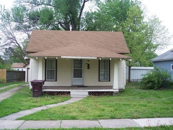 Photo - 704 N Oak St