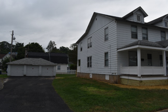 Photo - 619 Hepburn St