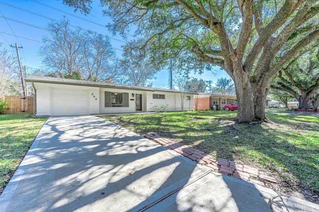 Building Photo - 206 Crestview Dr