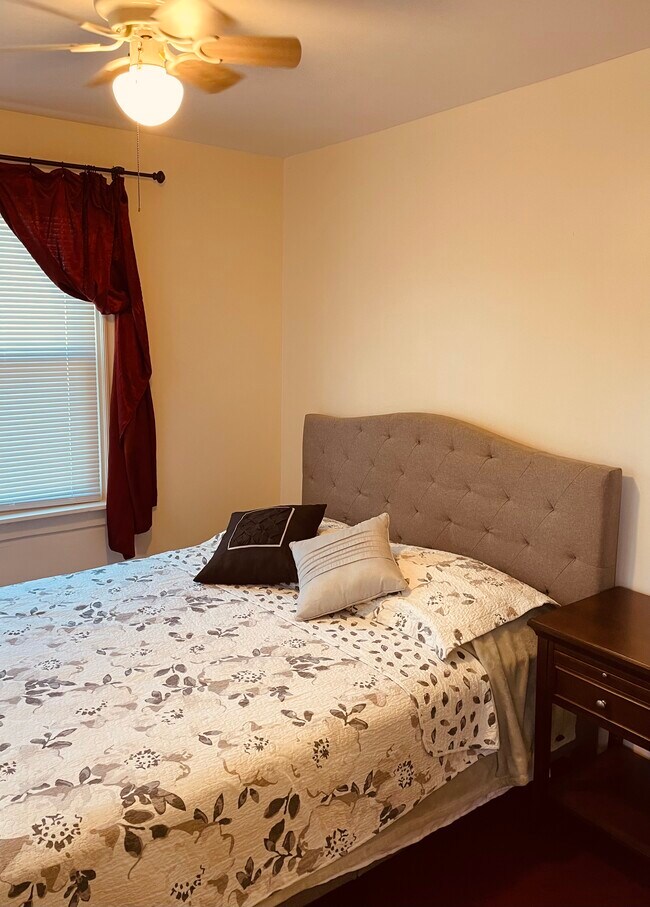 Bedroom - 124 E Mill St Unit Burshiallie III