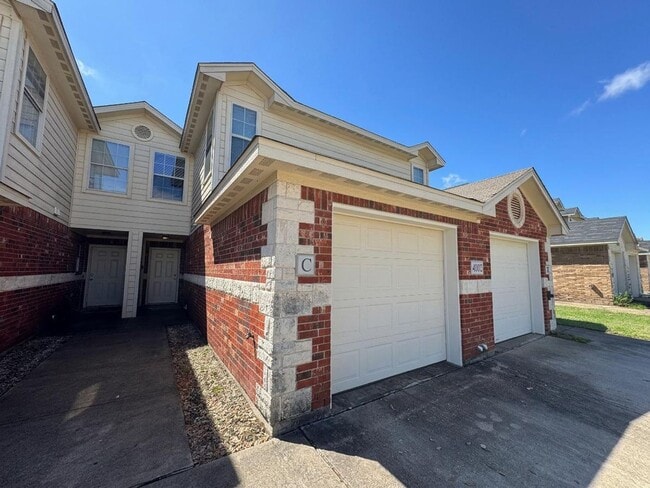 Building Photo - 4002 Cambridge Dr