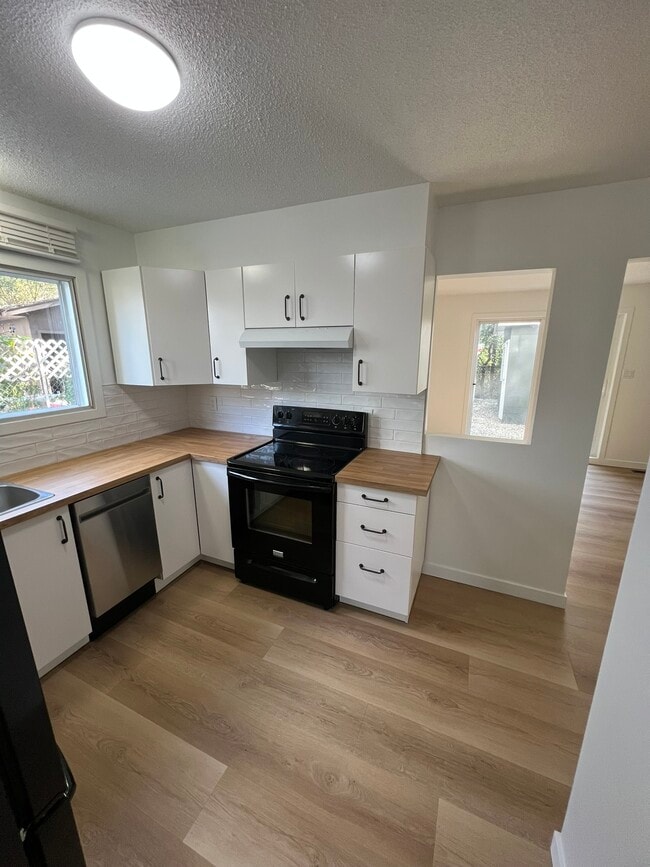 Photo - 4712-4725 25 Ave