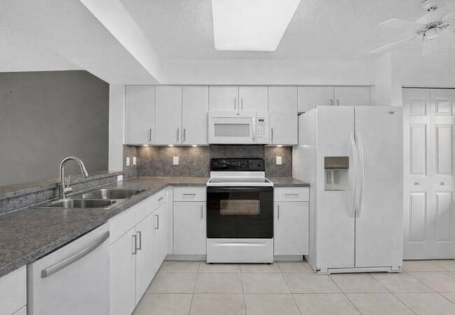 Building Photo - 5842 Crystal Shores Dr Unit 5842 Crystal Shores Drive 205