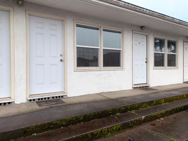 Building Photo - Bright One bedroom Woodlawn Apartment Unit #11