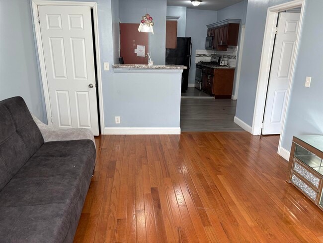 Building Photo - 33 Emerson Ave Unit 5