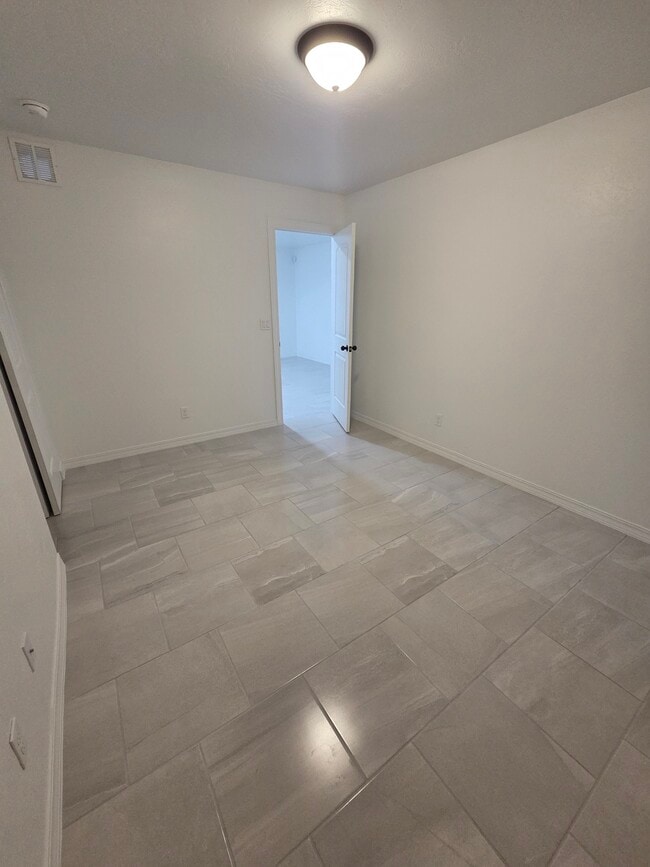 Room #1 - 13101 Lopez Rd Unit C