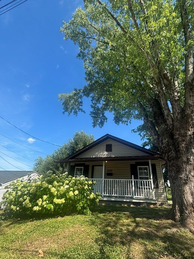 Building Photo - Charming 2 bedroom/1 Bath Home in Desirable Area $1350