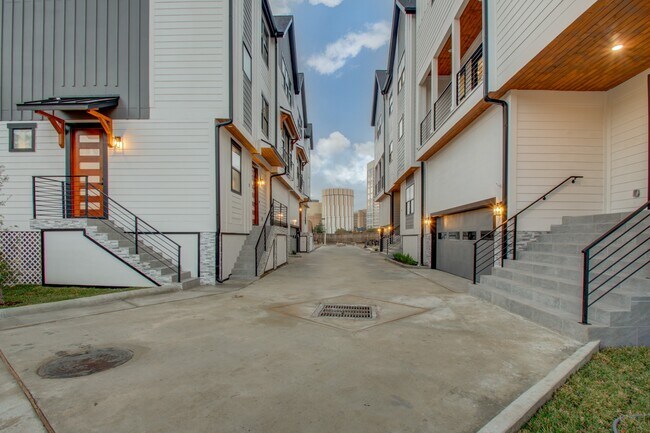 Photo - 7016 Staffordshire Blvd