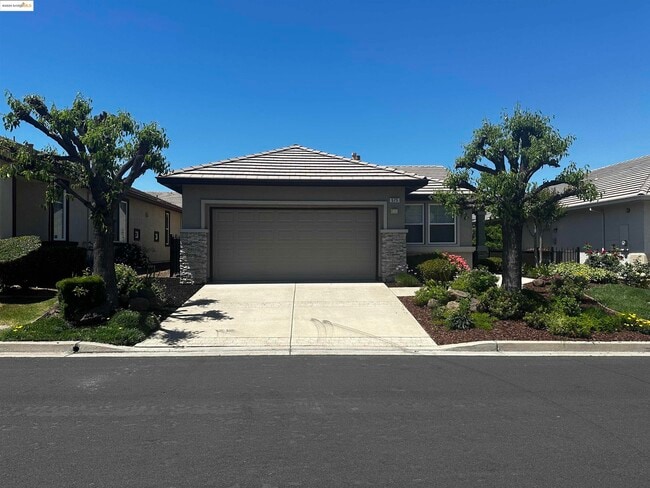 Photo - 575 Quindell Way