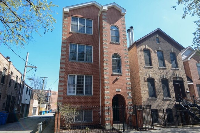 Building Photo - 1351 N Wolcott Ave Unit M00H
