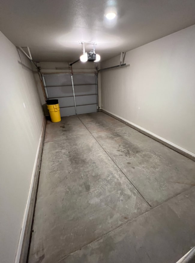 Photo - AVAILABLE NOW! 3/2/1 off west 19th!