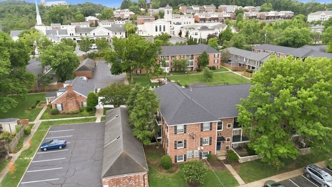 Building Photo - Updated condo in the heart of Green Hills!