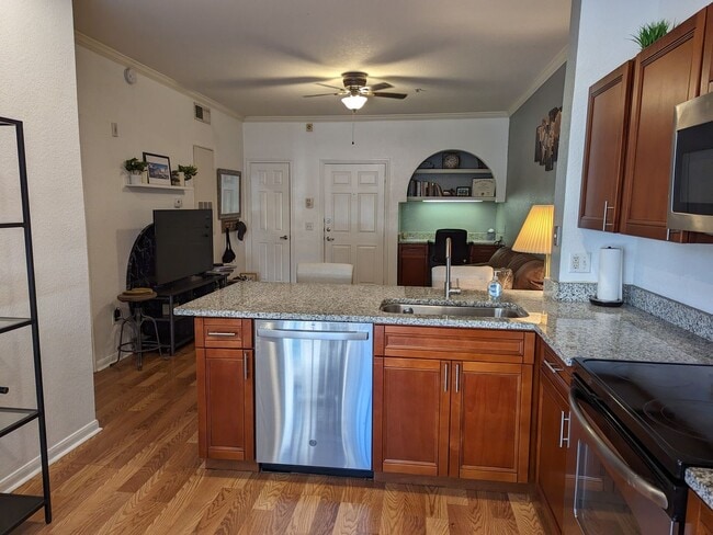 Building Photo - Great 1 Bedroom / 1 Bathroom Condo in Downtown Orlando! Free Water, Sewer, Trash & Pest Control!