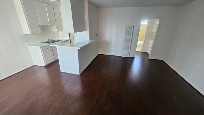 Photo - 323 N Rampart Blvd Unidad 7